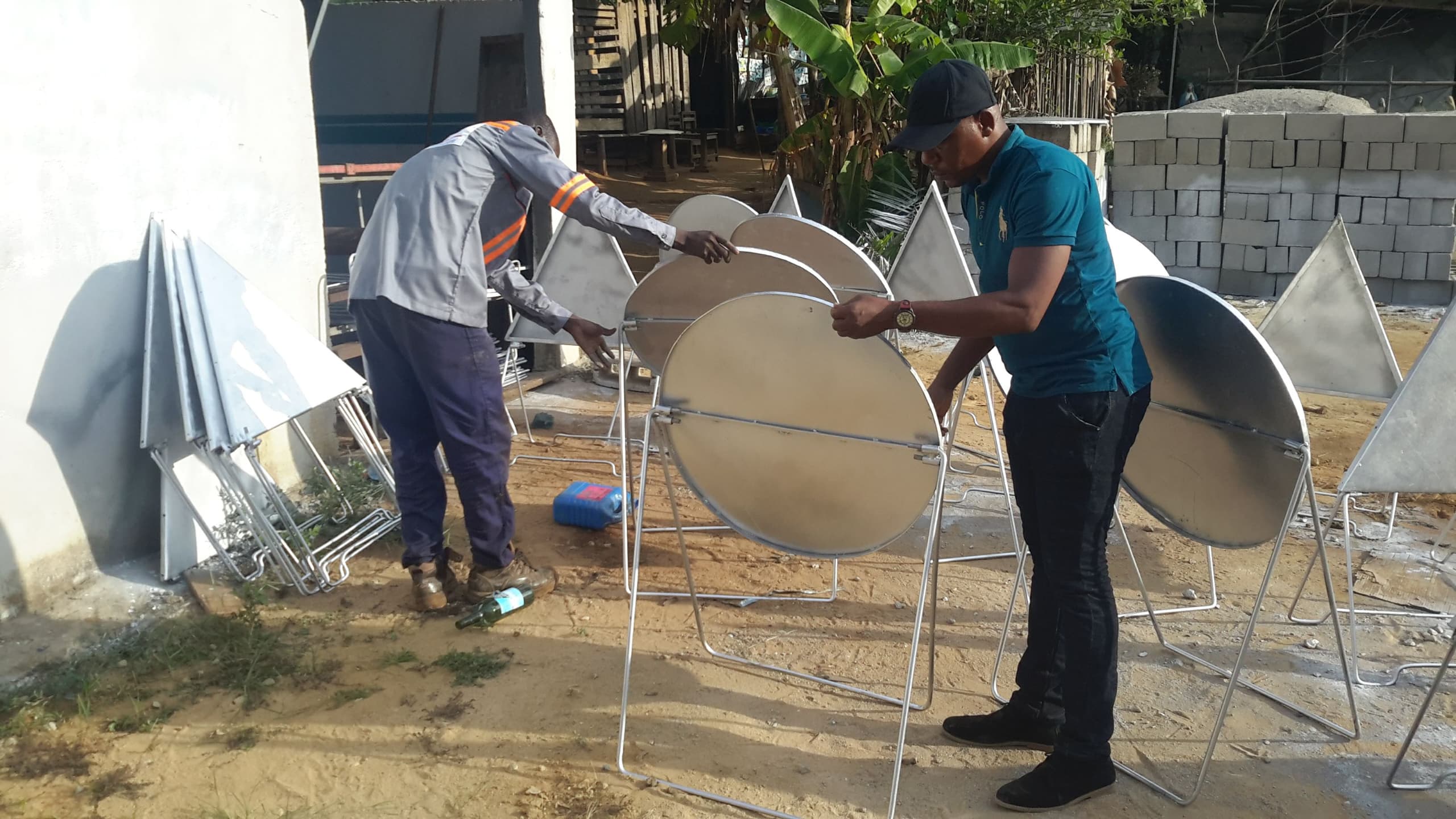 Montage et assemblage de panneaux de signalisation